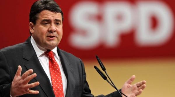 Γκάμπριελ: Ας μην περικόψει συντάξεις η Ελλάδα, αλλά να κόψει τους εξοπλισμούς