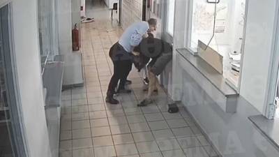 Επιθεση με τσεκούρι στην εφορία Κοζάνης: Κρίσιμη η κατάσταση των δύο τραυματιών