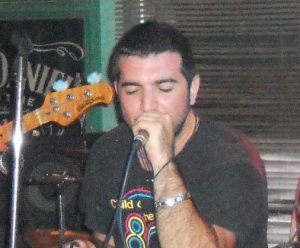 Ο Πάνος Χαραλαμπόπουλος από τους "Απέραντους δρόμους": "Το ροκ και γενικά η μουσική δεν γνωρίζουν γλώσσα"