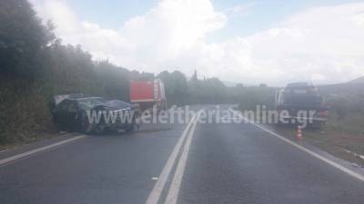 Αυτοκίνητο έπεσε πάνω σε φορτηγό οδικής βοήθειας στο Τσακώνα - Καλό Νερό κοντά στην Κόκλα (βίντεο)