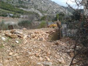 Καταστροφή μονοπατιού - καλντεριμιού στη Βέργα