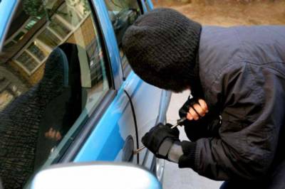 Άγνωστοι χτύπησαν νεαρό και του έκλεψαν το αυτοκίνητο στο Ζευγολατιό