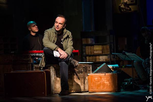 Ο Οδυσσέας Ιωάννου στην "Ε": "Στην παράσταση αισθάνομαι πως παίζω με την οικογένειά μου"