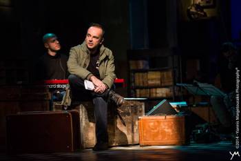 Ο Οδυσσέας Ιωάννου στην "Ε": "Στην παράσταση αισθάνομαι πως παίζω με την οικογένειά μου"