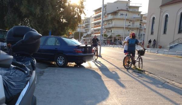 Καβαλούν τα πεζοδρόμια
