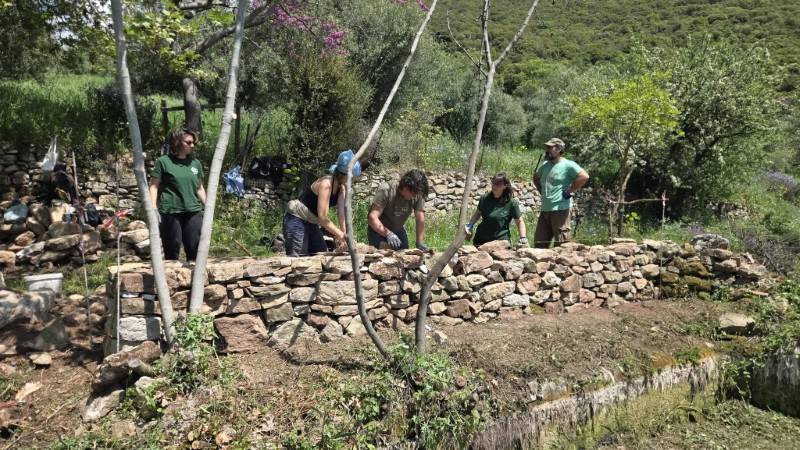 Ρίπεσι: Οι παλιοί δίδαξαν τους νέους και η πέτρινη μάντρα ξαναχτίστηκε