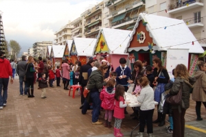 Χριστουγεννιάτικο σκηνικό στην κεντρική πλατεία της Καλαμάτας με πολύ κόσμο (φωτογραφίες)