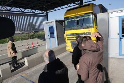 Στα δύο κόβεται η Ελλάδα με αποκλεισμούς και παρακαμπτήριων: Οι αγρότες έκλεισαν την Εθνική Αντιρρίου – Ιωαννίνων (βίντεο)