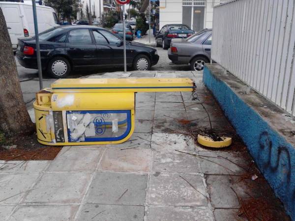 Σωριάστηκε το καρτοτηλέφωνο