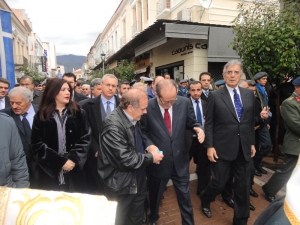 Στη φωτο ο δήμαρχος Καλαμάτας Π. Νίκας ξεσκονίζεται μετά το αλεύρωμα