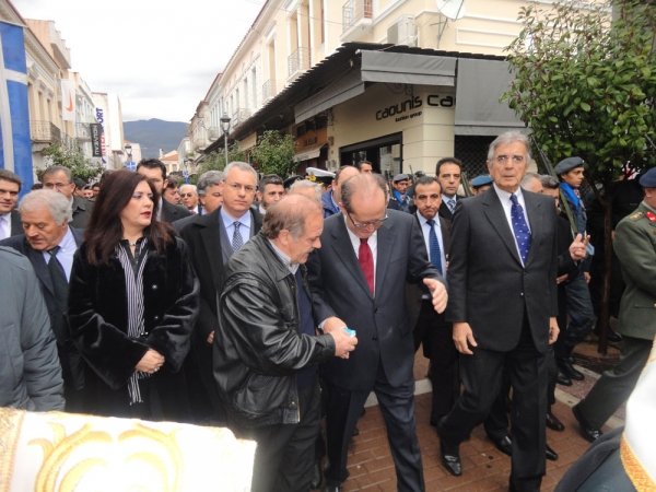 Στη φωτο ο δήμαρχος Καλαμάτας Π. Νίκας ξεσκονίζεται μετά το αλεύρωμα