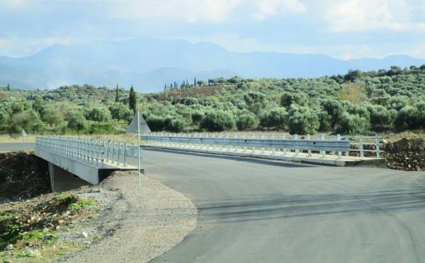 Περιμένουν τα στηθαία για να δώσουν τη γέφυρα στο Νεοχώρι Μελιγαλά