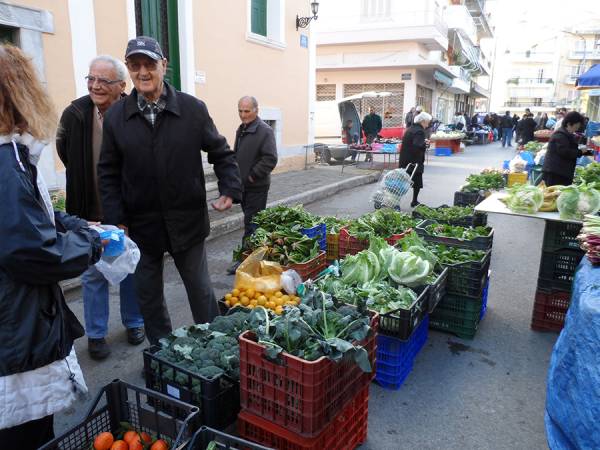 Δύσκολα τα φέρνουν βόλτα στη λαϊκή αγορά Μεσσήνης