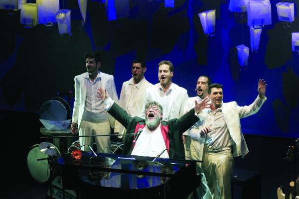 Ο Σταμάτης Κραουνάκης επιστρέφει στα τραγούδια του και στην Καλαμάτα