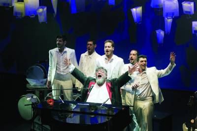 Ο Σταμάτης Κραουνάκης επιστρέφει στα τραγούδια του και στην Καλαμάτα