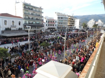 Το αδιαχώρητο χθες στο 1ο Καλαματιανό Καρναβάλι