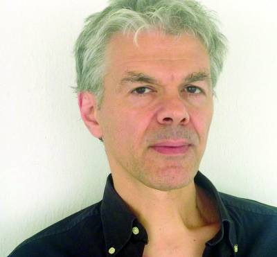 O συγγραφέας Κυριάκος Αθανασιάδης στην &quot;Ε&quot;: Η Ελλάδα είναι ένα... ωραίο μέρος για διακοπές