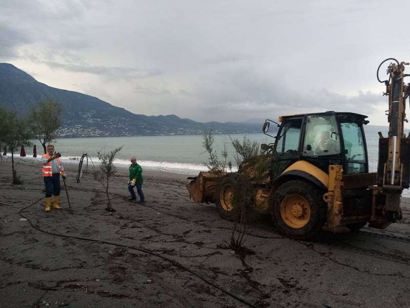 Συνεργεία του Δήμου καθάρισαν την παραλία της Καλαμάτας μετά τον "Μπάλλο"