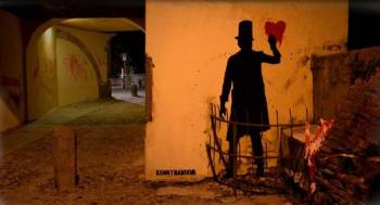 Μια σκοτεινή περίεργη φιγούρα στους δρόμους της Πάντοβα