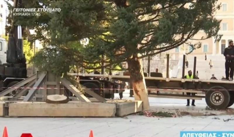 Σύνταγμα: Απρόοπτο με τo Χριστουγεννιάτικο δέντρο - Δεν ταίριαζαν οι διαστάσεις του κορμού με την βάση (Βίντεο)