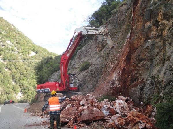 Πτώση βράχου στο Καλαμάτα - Σπάρτη