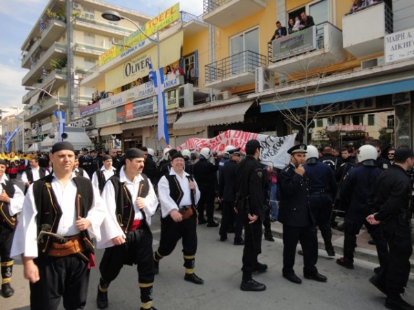 Χωρίς επεισόδια η παρέλαση στην Καλαμάτα. Τα ΜΑΤ σταμάτησαν διαδηλωτές και Χρυσή Αυγή.