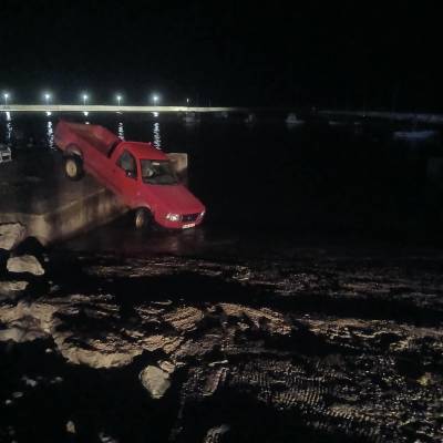 Κυπαρισσία: Αγροτικό παραλίγο να καταλήξει στη θάλασσα - Κινδύνεψε ο οδηγός του