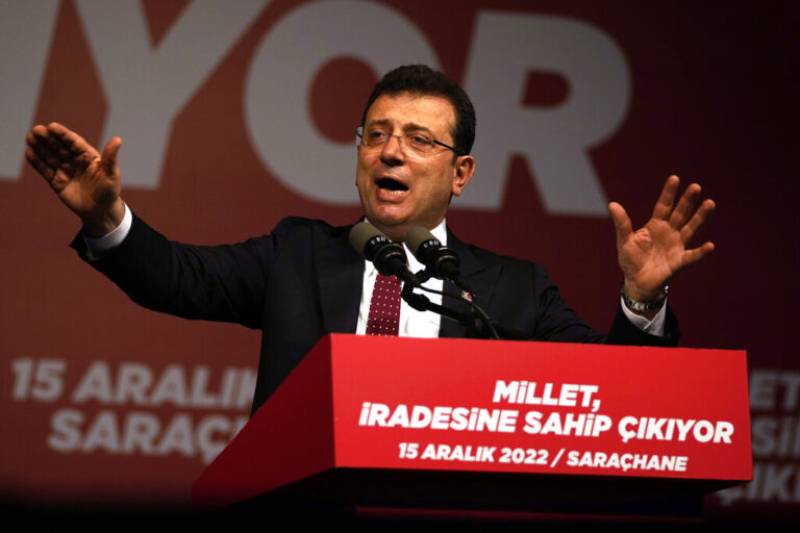 Τουρκία: Πετροπόλεμος Γκρίζων Λύκων σε προεκλογική συγκέντρωση του Ιμάμογλου (βίντεο)