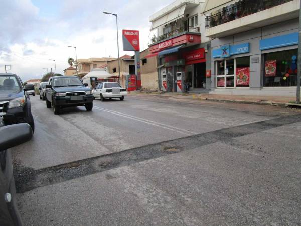 Επικίνδυνη τομή στην οδό Αθηνών