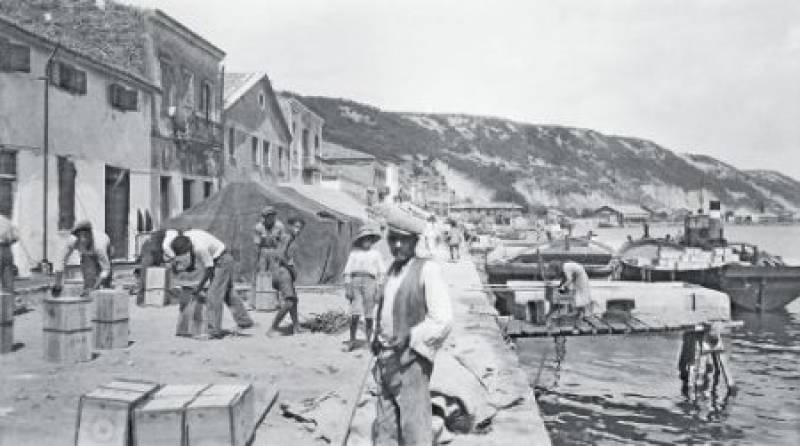 Συλλεκτική φωτογραφία από το Κατάκολο τα χρόνια που μεσουρανούσε το εμπόριο της σταφίδας