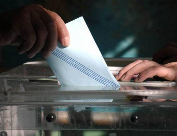 Η υγεία, η οικονομία και οι ψίθυροι για εκλογές