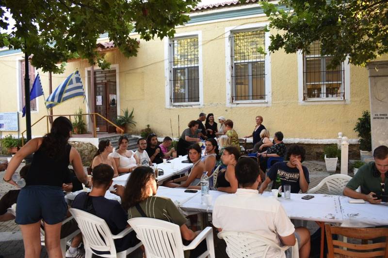 Θερινό Σχολείο: Οι ομογενείς σπουδαστές σε Μικρομάνη και Αγορά