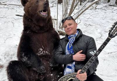 Λαρισαίος παίζει μπουζούκι στα χιόνια της Ρωσίας με μια αρκούδα δίπλα του! (βίντεο)