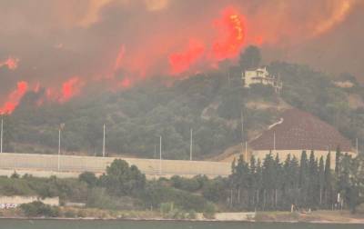 Εκτός ελέγχου η φωτιά στα Συχαινά Πατρών, μηνύματα για εκκενώσεις (βίντεο)