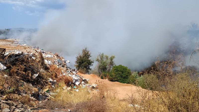 Μεσσηνία: Πυρκαγιά σε χώρο με μπάζα στην Ανάληψη (βίντεο-φωτογραφίες)