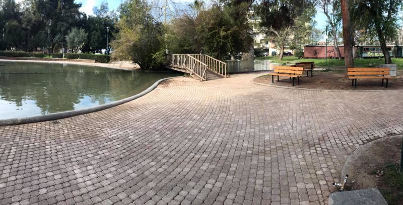 Νέα παγκάκια και καλαθάκια στο Δήμο Καλαμάτας (βίντεο)