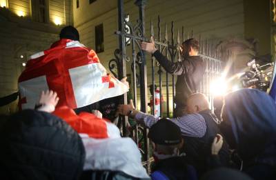 Χάος στη Γεωργία: Διαδηλωτές εισέβαλαν στο Κοινοβούλιο (βίντεο)