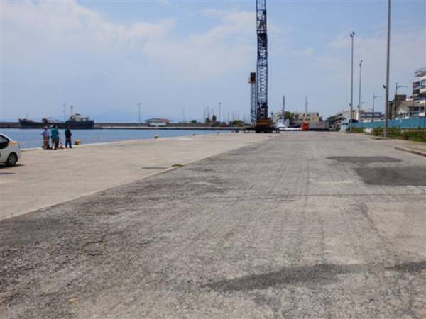 Πάρκινγκ στο λιμάνι της Καλαμάτας ανατολικά του γερανού