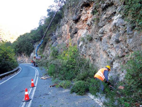 Εργα συγκράτησης βράχων στο Καλαμάτα - Σπάρτη
