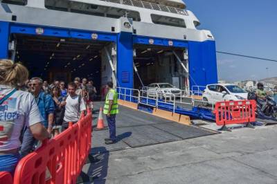 Συνεχίζεται η επιστροφή των εκδρομέων του καλοκαιριού – Αυξημένη κίνηση στο λιμάνι του Πειραιά (βίντεο)
