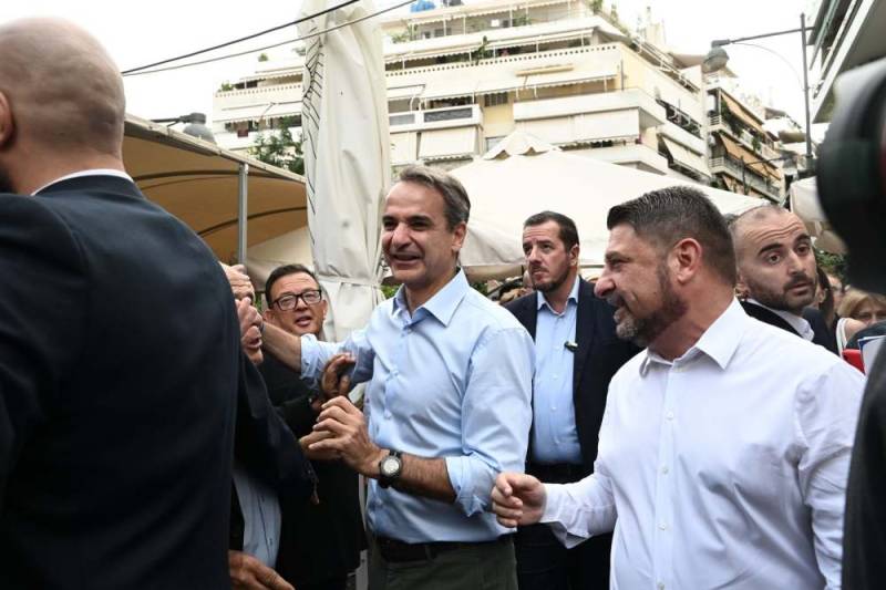 Μητσοτάκης: Περιοδεία στο Βύρωνα μαζί με Χαρδαλιά