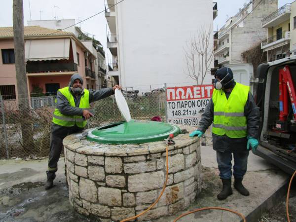 Καθαρίζουν τους υπόγειους κάδους