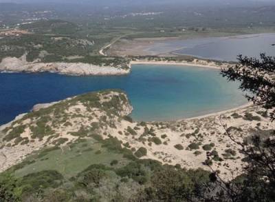 Καθαρίζουν τις παραλίες Διβαρίου και Βοϊδοκοιλιάς