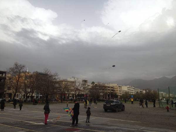 Ο καιρός δεν χάλασε το πέταγμα του χαρταετού στην Καλαμάτα (βίντεο)