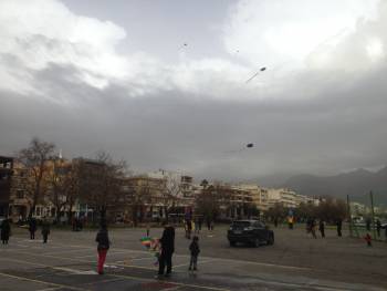 Ο καιρός δεν χάλασε το πέταγμα του χαρταετού στην Καλαμάτα (βίντεο)