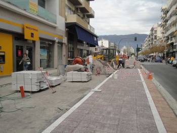 Διακοπή ανάπλασης στο πεζοδρόμιο Αριστομένους λόγω των γιορτών