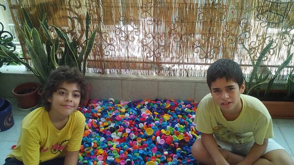 Δύο παιδιά έχουν μαζέψει 18.950 καπάκια στην Καλαμάτα