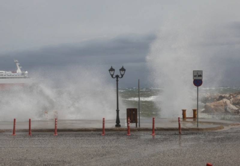 Καιρός: Σε ισχύ απαγορευτικό απόπλου - Πτώση θερμοκρασίας και θυελλώδεις άνεμοι