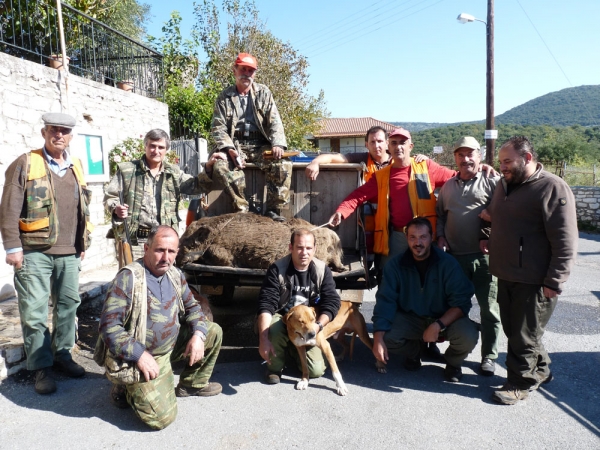 Η παρέα: Από αριστερά επάνω, Κωνσταντίνος Μπεκιάρης, Βασίλης Μπεκιάρης, Γιάννης Διονυσόπουλος, Παναγιώτης Κατσιμαγκλής, Θανάσης Καπούτσης, Χρόνης Χρονόπουλος, Σωτήρης Βλαχόπουλος, και καθιστοί οι Γιάννης Παναγιωτόπουλος, Τάσος Δογάνης, Δημήτρης Μεντής