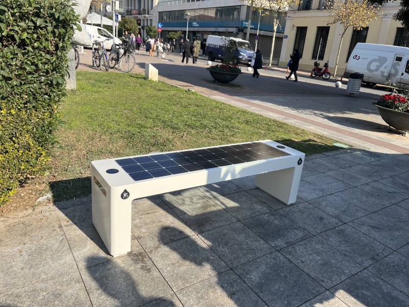 Τοποθετήθηκαν τα πρώτα 4 "έξυπνα” παγκάκια στην Καλαμάτα